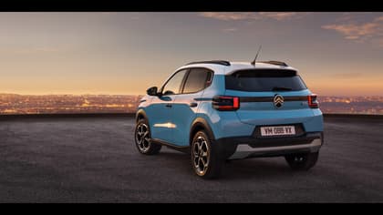 une voiture bleue garée sur une route