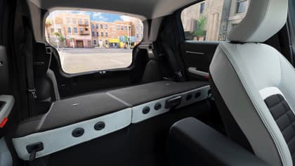 l'intérieur d'une voiture avec un siège et une fenêtre