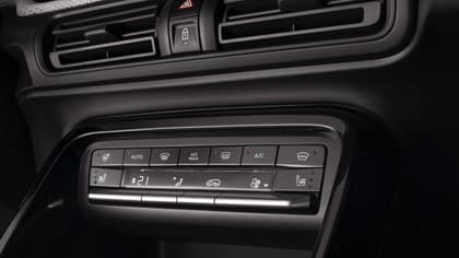 gros plan d'un panneau de climatisation de voiture