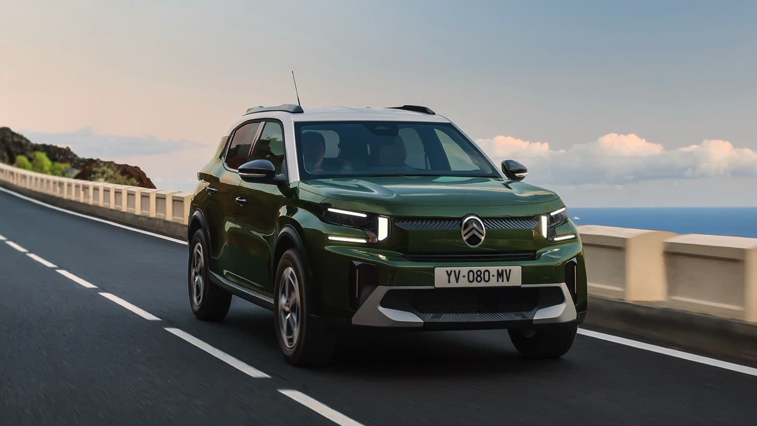 une voiture verte sur une route