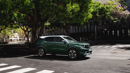 une voiture circulant dans la rue