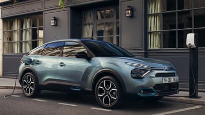 une voiture bleue garée devant un bâtiment