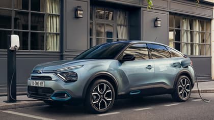 une voiture garée devant un bâtiment