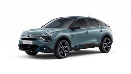 une voiture bleue avec des garnitures noires avec l'Arboretum de Holden en arrière-plan