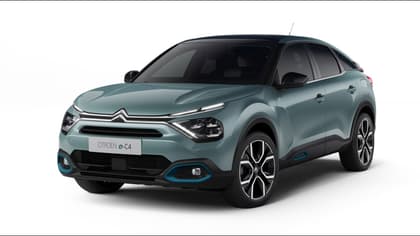 une voiture garée sur une surface blanche avec Holden Arboretum en arrière-plan