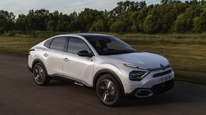 une voiture blanche roulant sur une route