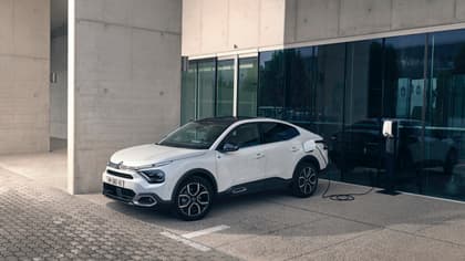 une voiture blanche garée devant un bâtiment