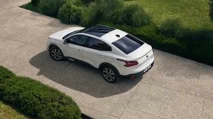 une voiture blanche garée dans une allée