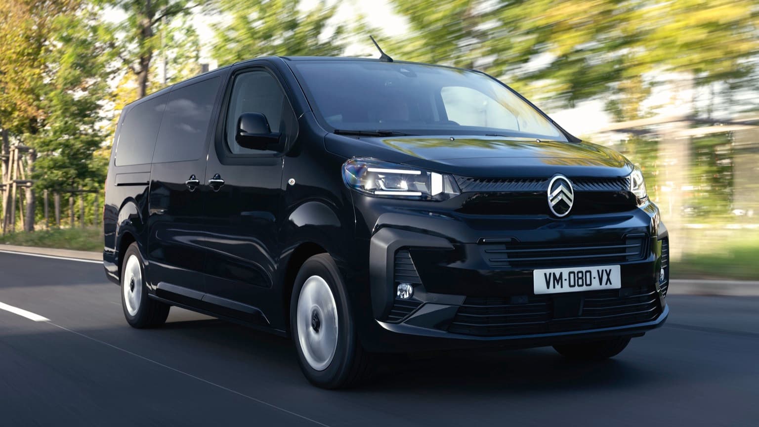 une camionnette noire sur la route