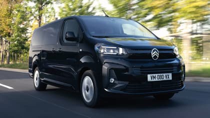 une camionnette noire sur la route