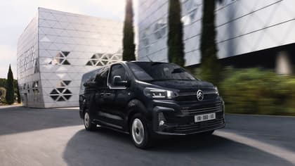 une camionnette noire circulant sur une route