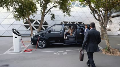 un homme en costume qui monte dans une voiture