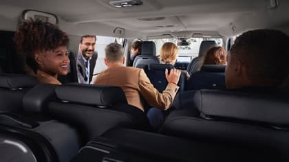 un groupe de personnes dans une voiture