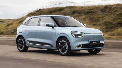 une voiture bleue sur une route