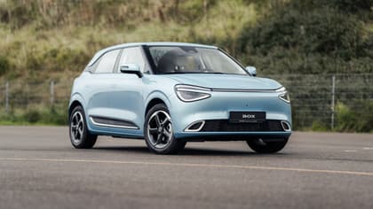 une voiture bleue garée sur une route