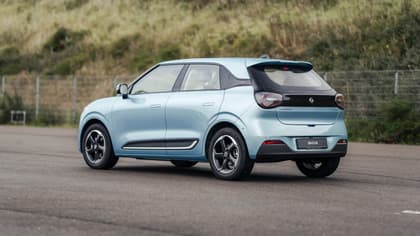 une voiture bleue garée sur une route