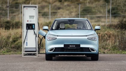 une voiture à une station de recharge