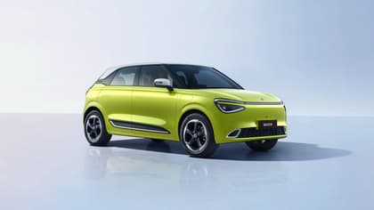 une voiture verte garée sur une surface réfléchissante