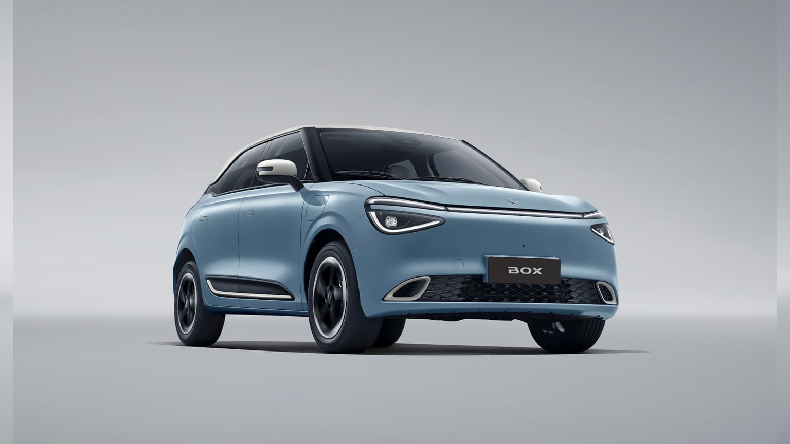 une voiture bleue avec des roues noires