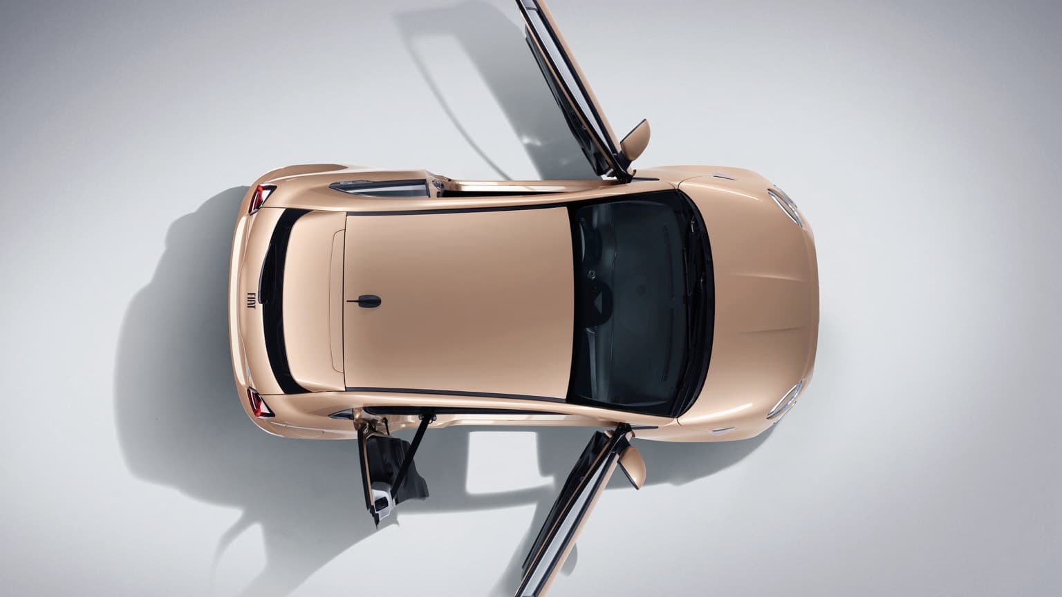 une voiture dont les portes sont ouvertes