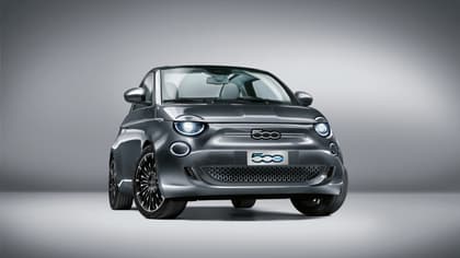 une voiture noire avec son pare-chocs avant et ses phares