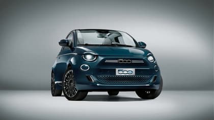 une voiture bleue sur fond blanc