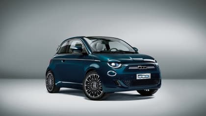 une petite voiture bleue sur fond gris