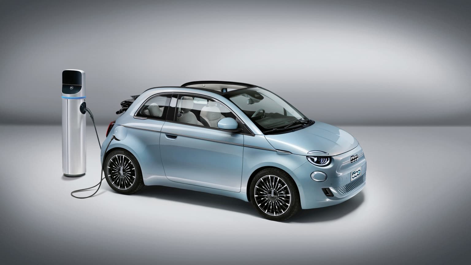 une petite voiture avec un chargeur électrique