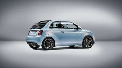 une petite voiture bleue avec un toit noir