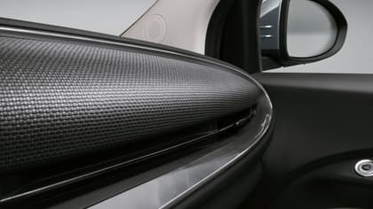un gros plan d'une porte de voiture