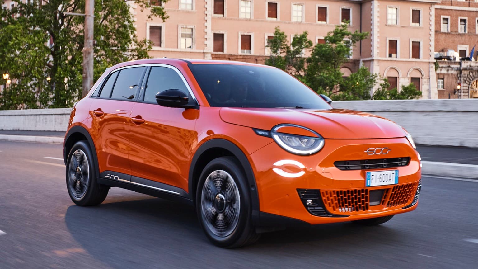 une voiture orange sur la route