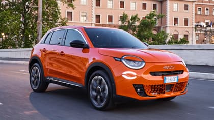 une voiture orange sur la route