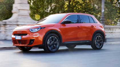 une voiture rouge sur la route