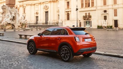 une voiture rouge dans une rue