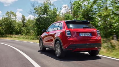 une voiture rouge sur une route