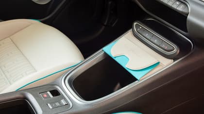 un gros plan d'une voiture