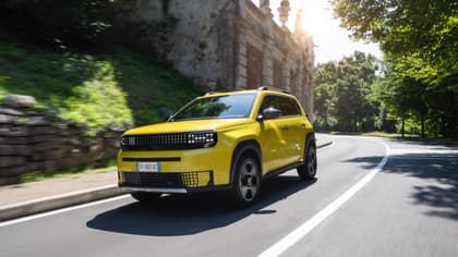 une voiture jaune roulant sur une route
