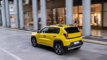 une voiture jaune dans la rue