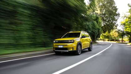 une voiture jaune roulant sur une route