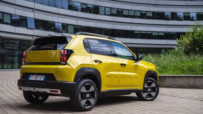 une voiture jaune garée devant un bâtiment