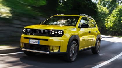 une voiture jaune roulant sur une route