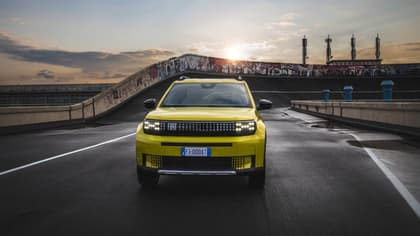 une voiture jaune sur une route