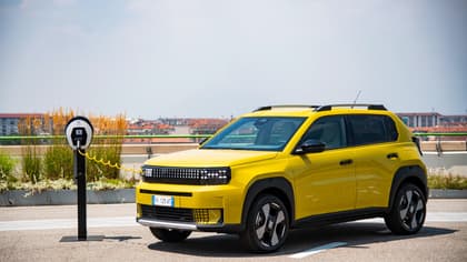 une voiture jaune garée dans un parking
