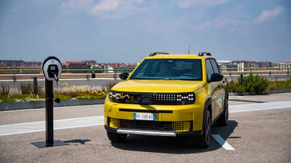 une voiture jaune garée sur une route