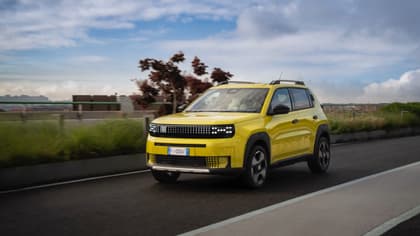 une voiture jaune sur une route