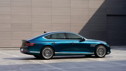 une voiture bleue garée devant un mur