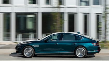 une voiture roulant sur la route