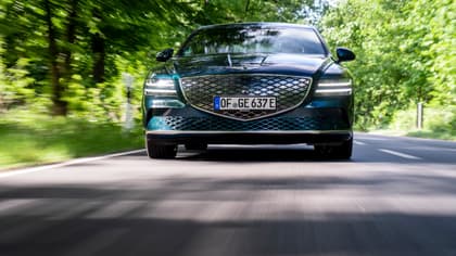 une voiture roulant sur une route