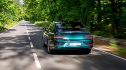 une voiture roulant sur une route