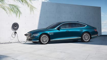 une voiture bleue avec une prise électrique